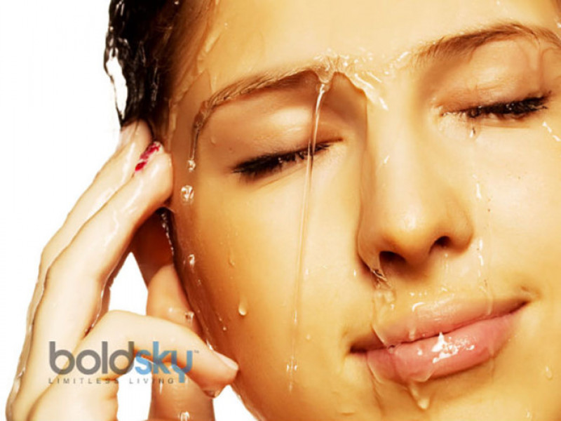 1. Giữ ẩm cho da: Dưa hấu chứa 97 phần trăm hàm lượng nước trong đó, giúp giữ cho da của bạn mềm mại. Nó đảm bảo duy trì độ đàn hồi của da và giữ cho làn da của bạn được dưỡng ẩm trong một thời gian dài. Bạn có thể dưỡng da bằng mặt nạ dưa nấu và một chút mật ong. Rửa lại bằng nước lạnh sau khi mặt nạ đã khô.