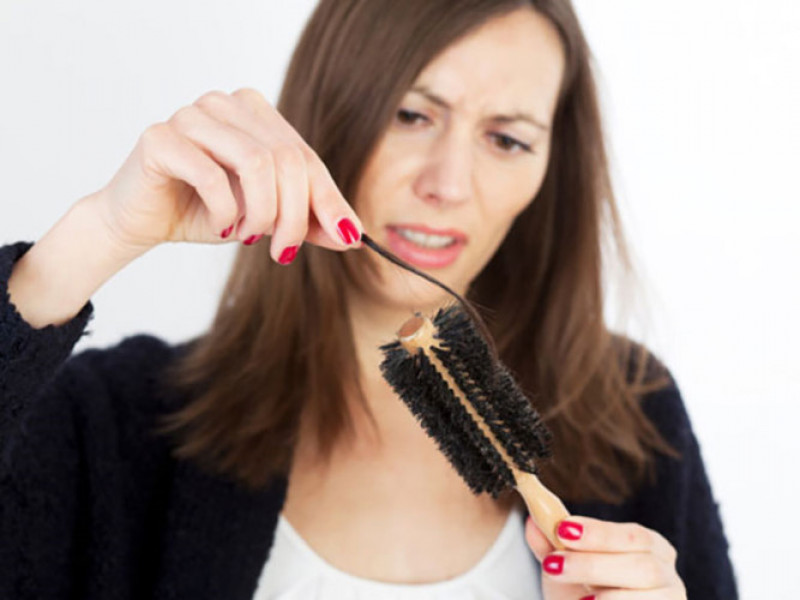 7. Ngăn ngừa rụng tóc: Arginine có trong dưa hấu có thể giúp tăng cường sự phát triển của tóc, ngăn ngừa rụng tóc. Nó cũng có tác dụng để đối phó với vấn đề gàu, tóc khô và tóc gãy rụng. Lấy một ít nước dưa hấu và thêm một chén nước trà xanh vào đó. Làm lạnh nó trong 24 giờ và sử dụng nước này như là một lần xả tóc. Sử dụng hỗn hợp dưa hấu này có thể giúp giải quyết vấn đề rụng tóc của bạn.