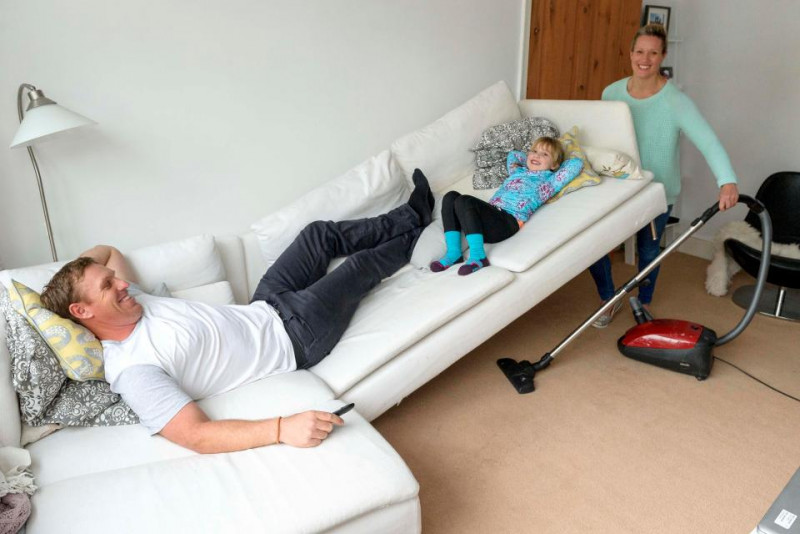 Lúc quét dọn nhà, chị có thể nâng cả chồng, con lẫn ghế sofa dễ dàng bằng một tay. 

