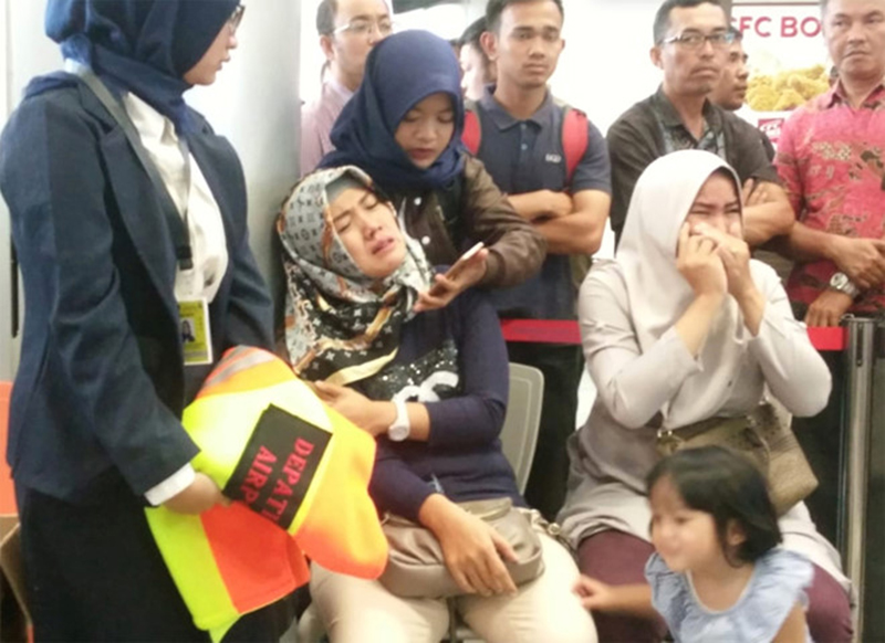 Người thân của các hành khách trên chuyến bay JT610 bật khóc tại sân bay Depati Amir ở Pangkal Pinang khi hay tin.