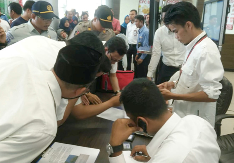 Nhân viên Lion Air tại sân bay Depati Amir ở Pangkal Pinang kiểm tra danh sách hành khách trên chuyến bay JT610.