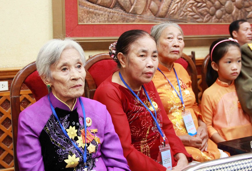 Các đại biểu, cựu dân quân xã Lam Hạ tại hội thảo