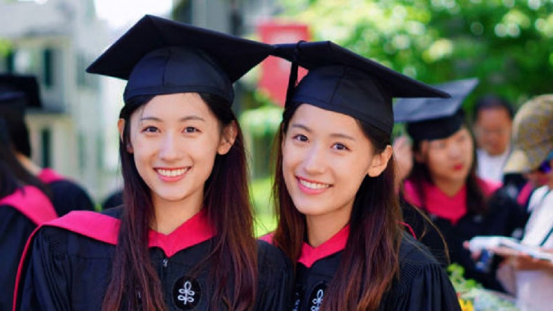 Hai chị em Sun Yutong và Sun Yumeng quê ở tỉnh Giang Tô (Trung Quốc). Cả hai đã hoàn thành chương trình thạc sĩ giáo dục sau 1 năm theo học tại Harvard và vừa lấy bằng vào cuối tháng 5/2017. 

