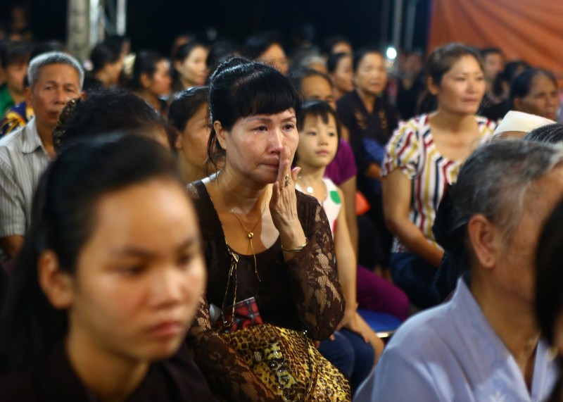 Những lời cảm niệm về cha mẹ và hình ảnh cài hoa hồng đã làm nhiều người xúc động khi nghĩ về cha mẹ.