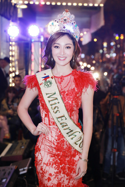 Tối 30/11, Hoa hậu Trái Đất – Miss Earth 2017 Karen Ibasco xuất hiện tại Hà Nội trong sự kiện ra mắt của nhà thiết kế Tuyết Lê. 