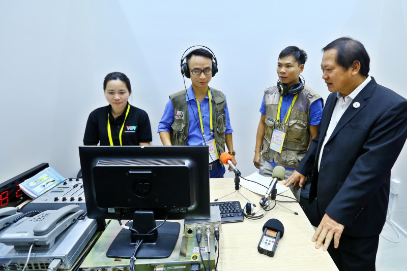 Bộ trưởng Trương Minh Tuấn đã thăm các khu vực, kiểm tra công tác an ninh, đường truyền, hệ thống hạ tầng thông tin, truyền dẫn. 