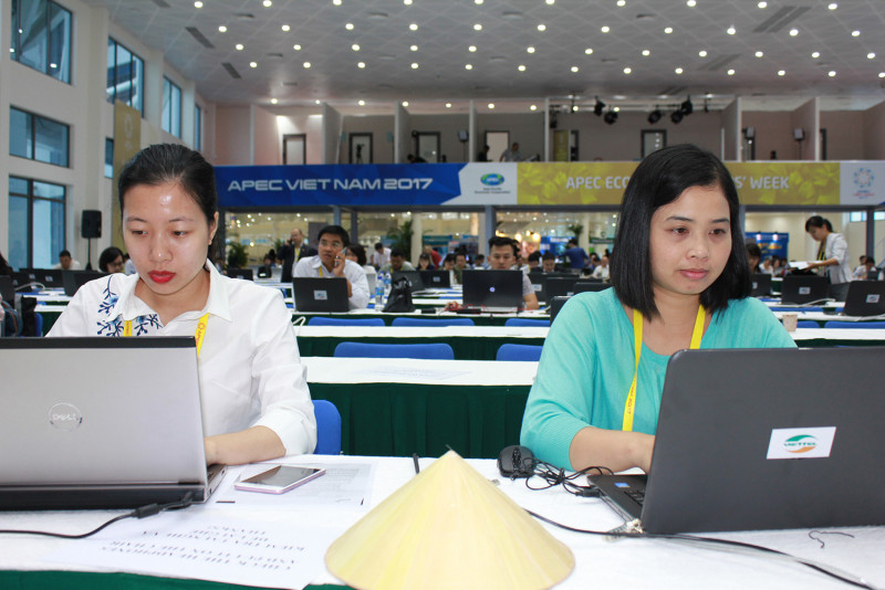 Các nữ phóng viên tác nghiệp tại Trung tâm báo chí quốc tế APEC 2017.