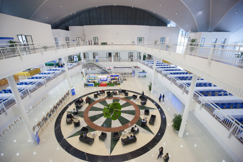 Khu vực sảnh chính tại tầng 1 Trung tâm Báo chí Quốc tế, nơi được thiết kế mô phỏng hình trống đồng.