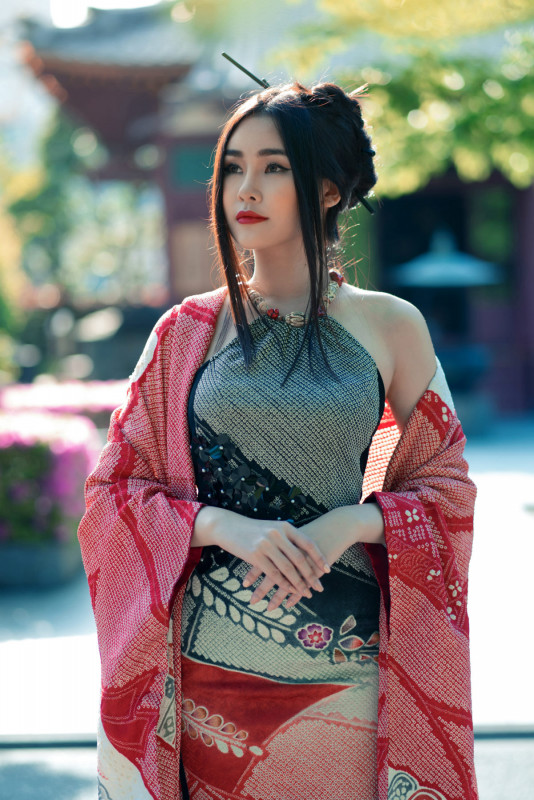 Trong bộ sưu tập “Bí mật Tokyo”, NTK Võ Việt Chung đã kết hợp áo dài truyền thống Việt khoác cùng kimono của Nhật Bản.