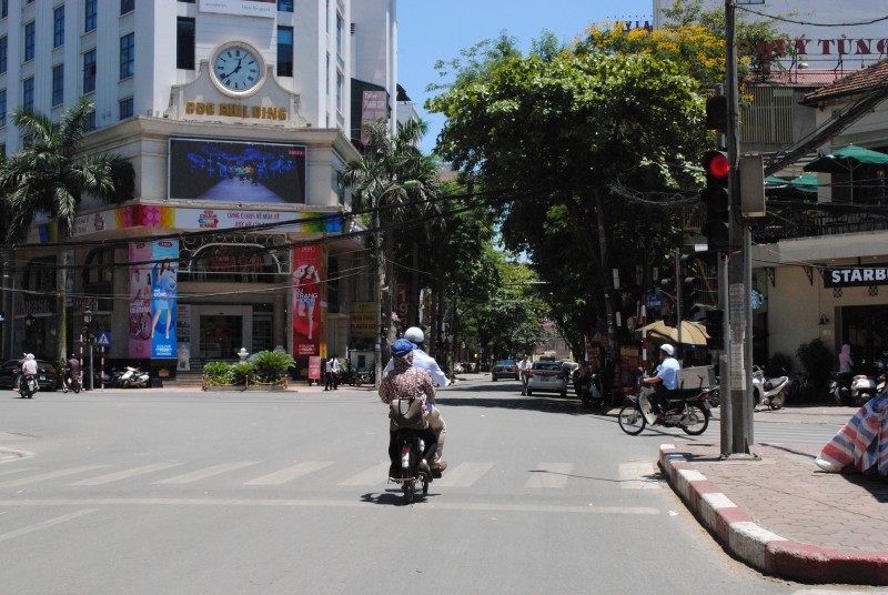 Đường phố vắng người bởi không ai muốn đối mặt với cái nóng như thiêu đốt. Nhiều người  vượt đèn đỏ vì không muốn 