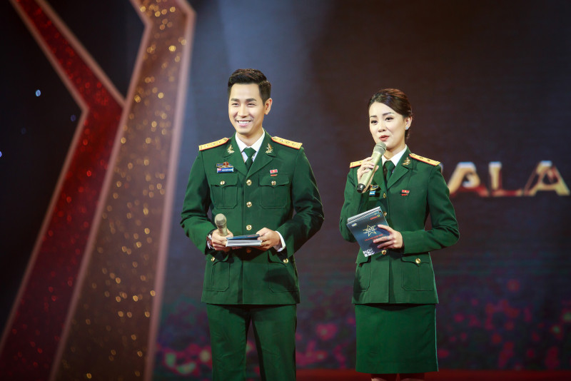 Tối 12/12, Nguyên Khang đảm nhận vai trò MC cùng với Quỳnh Chi tại sự kiên Gala kỷ niệm 1 năm phát sóng chương trình truyền hình thực tế “Sao nhập ngũ” dành cho các nghệ sĩ trên kênh Truyền hình Quốc phòng.