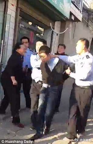 Nghi phạm là một người đàn ông tên Zhao (28 tuổi) đã bị bắt giữ, trong khi đó các học sinh bị thương đã được đưa vào viện Mizhi cấp cứu. 