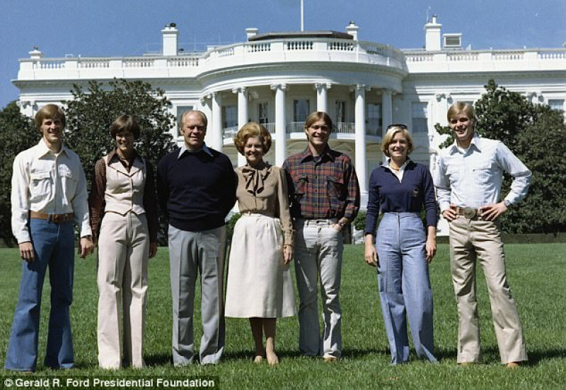 Gia đình cựu tổng thống Gerald Ford trước toàn cảnh Nhà Trắng năm 1976.