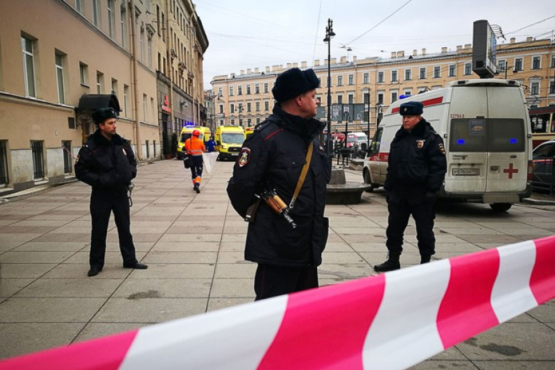 Tạm thời giới hữu trách đã đóng cửa 8 trạm tàu điện ngầm và cho sơ tán khẩn cấp. An ninh tại sân bay Pulkovo của thành phố St Petersburg cũng đang được tăng cường. 