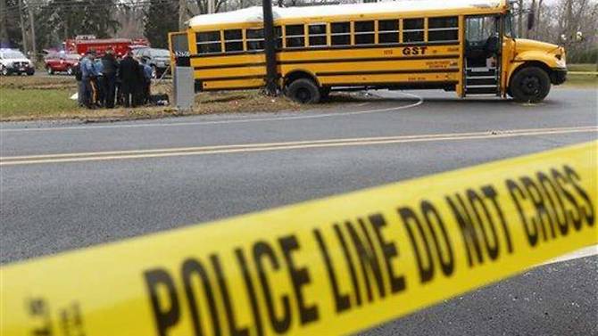 Một chiếc xe buýt trường học đang đưa học sinh khối lớp 5 đi thực tế tại một khu di tích lịch sử ở bang New Jersey thì bất ngờ va chạm với một chiếc xe chở phế liệu ở Mount Olive Township. Lúc gặp nạn trên xe có 38 học sinh và 7 người lớn. Tất cả đều được trang bị dây an toàn.