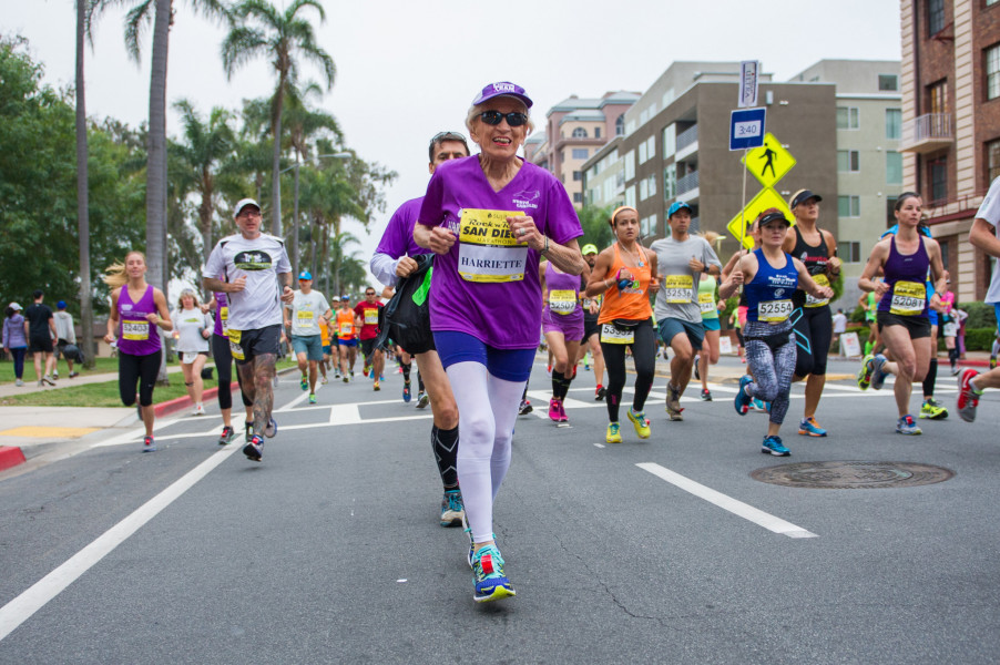 Dẫu đã 2 lần phải chống chọi với bệnh ung thư, cụ bà Harriette Thompson vẫn đủ sức hoàn thành những chặng cuối cùng của đường đua dài 21km sau thời gian 3 giờ 42 phút và 56 giây trước sự ngưỡng mộ của người hâm mộ. Đây là lần thứ 2 bà phá kỷ lục người phụ nữ lớn tuổi nhất tham gia một cuộc đua marathon đường trường. Cụ nói rằng cảm giác chiến thắng tuổi già đã mang lại cho bà sức mạnh kỳ diệu.