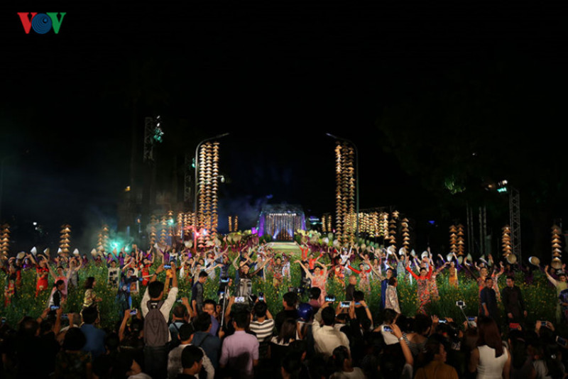Qua lễ hội, đặc biệt là chiếc áo dài được trình diễn ngay trên cầu Tràng Tiền cho thấy sự kết hợp hoàn mỹ giữa 