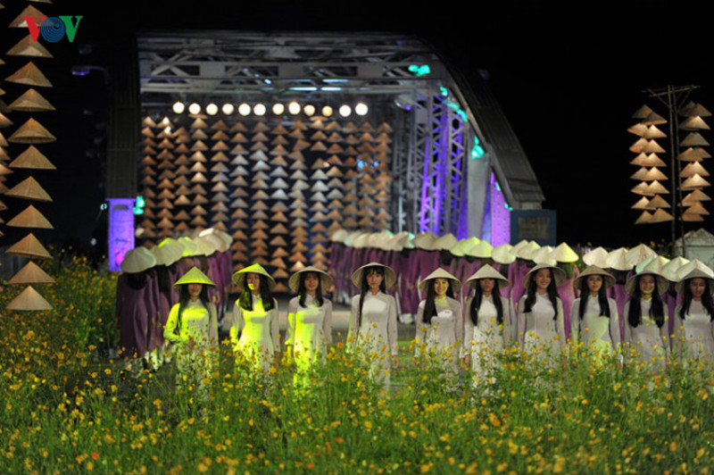 Theo ông Nguyễn Đăng Thạnh, Phó Chủ tịch UBND thành phố Huế, Phó Ban tổ chức Festival Nghề truyền thống Huế 2017, chủ đề hội họa trong tà áo dài thực sự là cuộc gặp gỡ đầy ý nghĩa của tà áo dài và hội họa Huế.