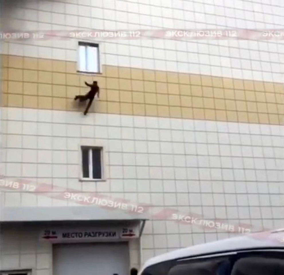 Một video quay lại cảnh tượng khủng khiếp nhất là khi cậu bé Sergei Moskalenko (11 tuổi) nhảy khỏi cửa sổ của trung tâm từ độ cao khoảng 12 m để thoát khỏi đám cháy. 