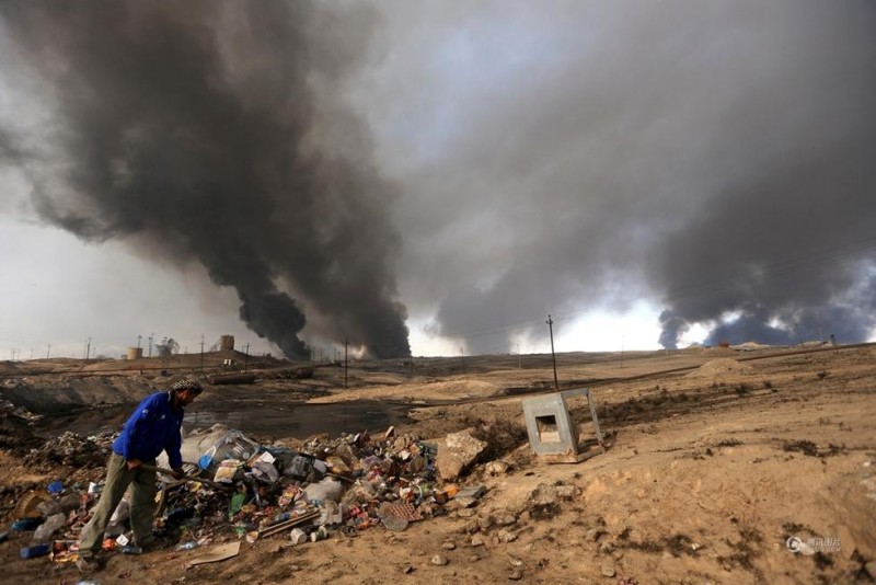 Giếng dầu mà IS đốt vẫn tiếp tục tỏa ra khói đen, khiến nhiều người dân quanh vùng bị nhiễm tro thuốc.