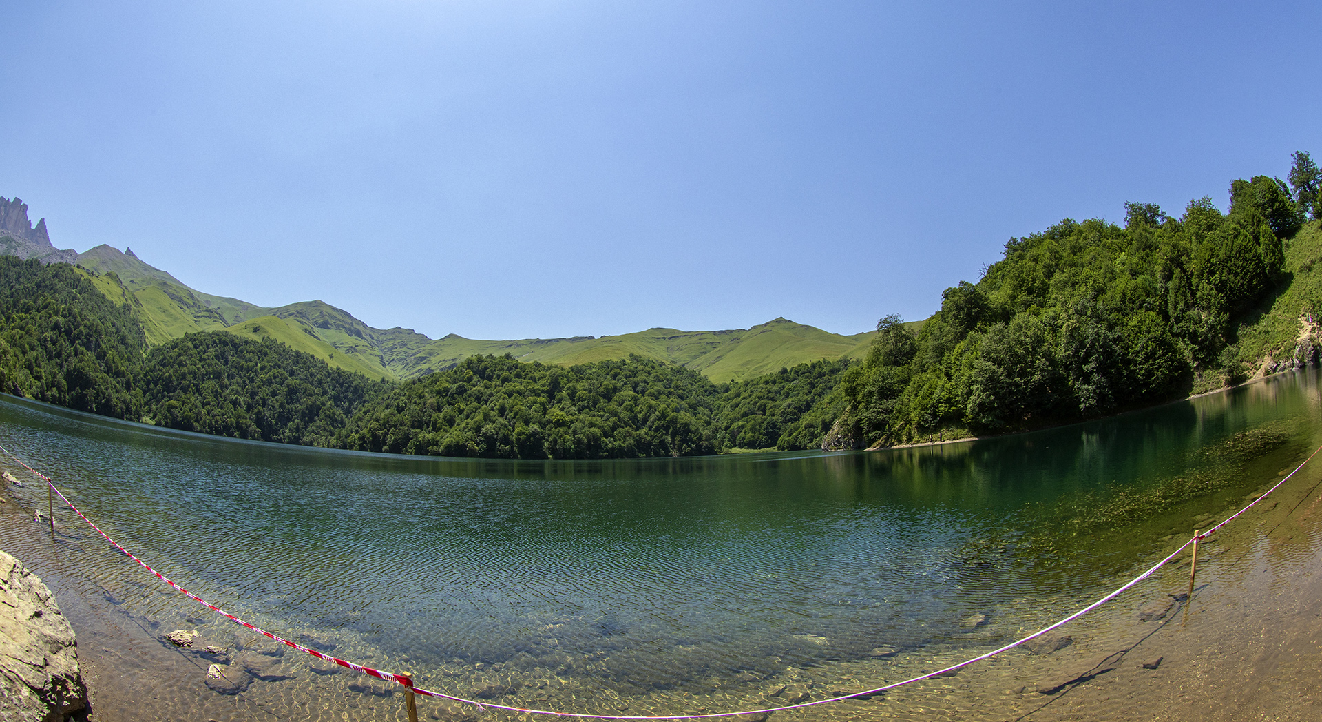 Hồ trên núi Goygol. Đây là miệng núi lửa từ hàng nghìn năm trước, tại thành phố Zakatala - phía Bắc Azerbaijan