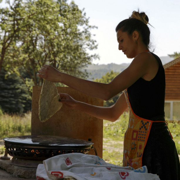 Người phụ nữ này đang làm bánh mì - món truyền thống rất được yêu thích của người dân Azerbaijan