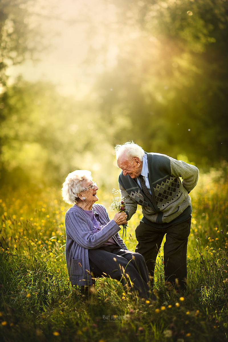 Hình ảnh cặp đôi tuổi già sẽ khiến bạn nhận ra rằng tình yêu viễn thông không phải là giới hạn. Khi ngắm nhìn hình ảnh này, bạn sẽ thấy được giá trị của một tình yêu được đắm chìm trong thời gian, nơi hai người cùng chia sẻ những giây phút trọn vẹn.
