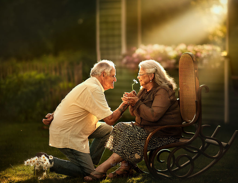 Tình yêu của cặp đôi về già là một hành trình đầy ý nghĩa và tràn đầy cảm xúc. Họ đã trải qua bao nhiêu sóng gió, nhưng tình yêu của họ vẫn không bao giờ phai nhạt. Hãy xem những hình ảnh này để cảm nhận được một mối tình thực sự đẹp và bền lâu.