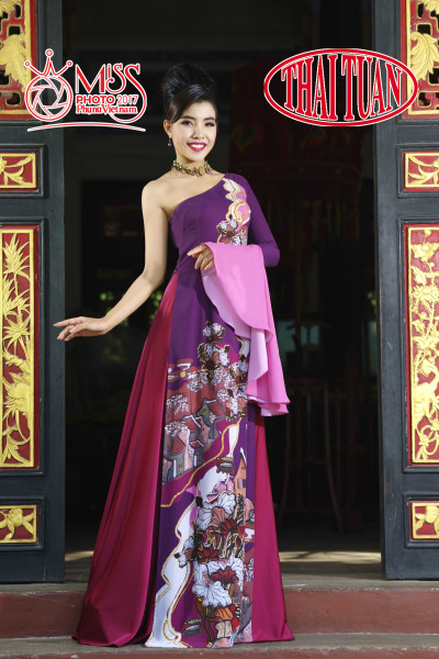 Vương Đình Hải đã thiết kế những mẫu áo dài dạ hội phối hợp với những chiếc váy dài tạo nên sự mềm mại thướt tha cho chiếc áo dài, một nét lạ hơn cho chiếc áo dài.
