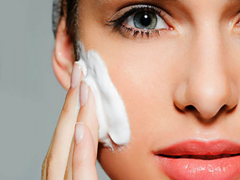 Làm sạch da: Do một lượng chất đạm, vitamin và axit xitric có trong chanh, nó có thể giúp loại bỏ bụi bẩn trên mặt. Chanh hoạt động như một loại mực tự nhiên giúp giữ cho làn da của bạn sáng và đẹp. Lấy một ít nước chanh và hoà với nước sau đó rửa mặt để làm sach da.