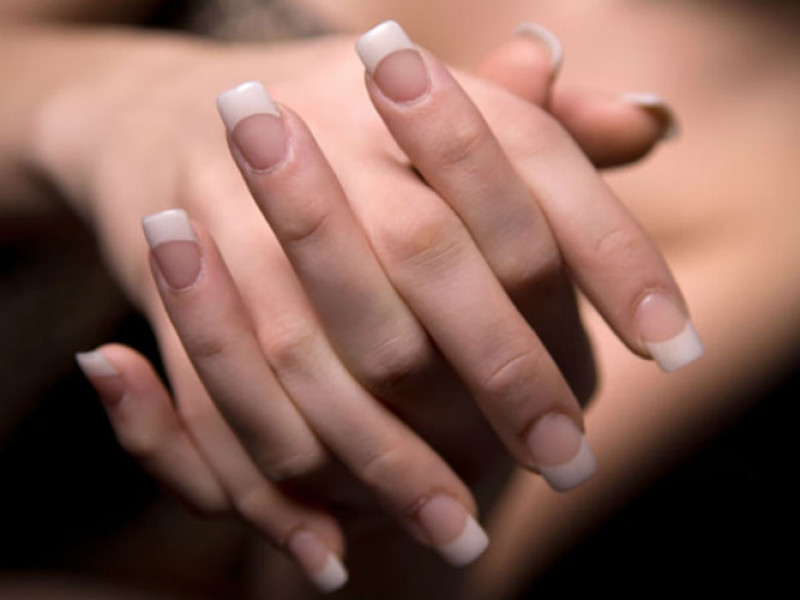 Bảo vệ móng tay khoẻ mạnh: Sử dụng hỗn hợp chanh và dầu ô liu trên móng có thể giúp móng tay bóng và khỏe mạnh. Không chỉ vậy, chanh cũng có thể giúp ngăn ngừa móng vàng hoặc móng có màu nhợt nhạt.