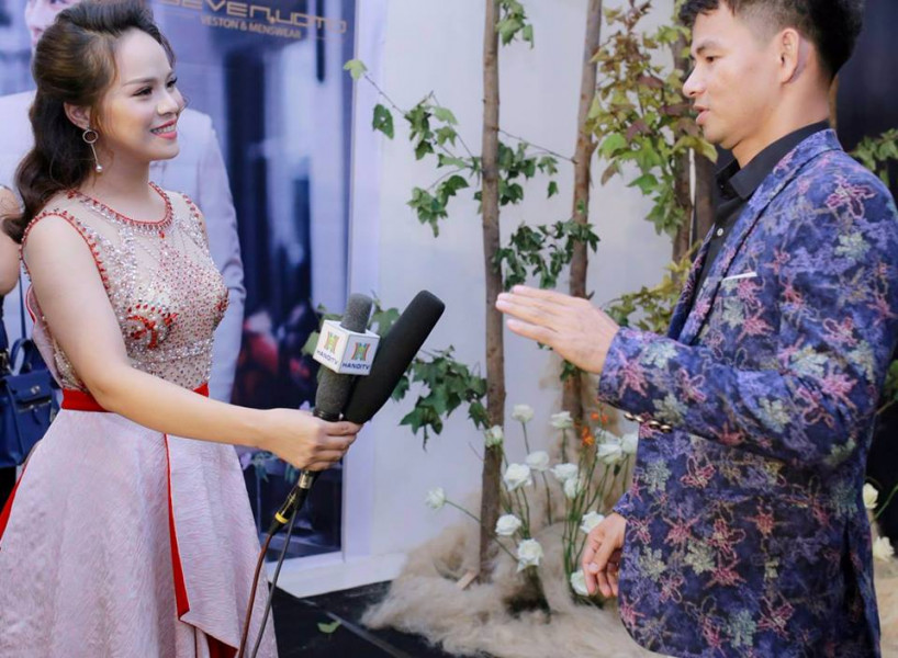 Giang Hồng tự tin, duyên dáng phỏng vấn nghệ sĩ Xuân Bắc tại sự kiện.