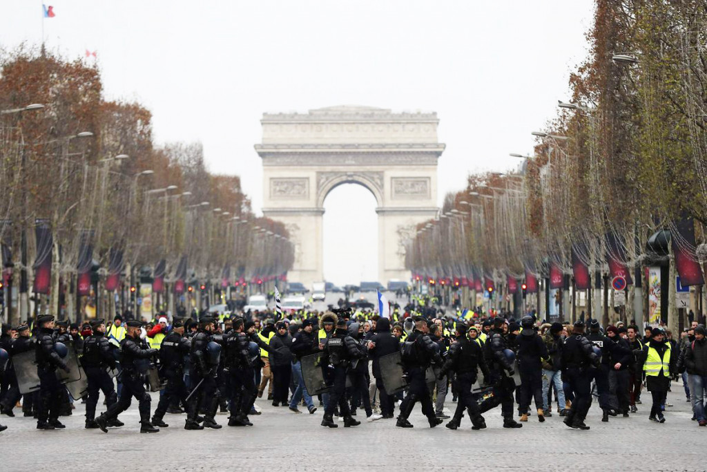 Không khí tại thủ đô Paris rất căng thẳng khi một số trận ẩu đả đã xảy ra giữa cảnh sát và những người biểu tình. Một số người đã bị bắt giữ. 