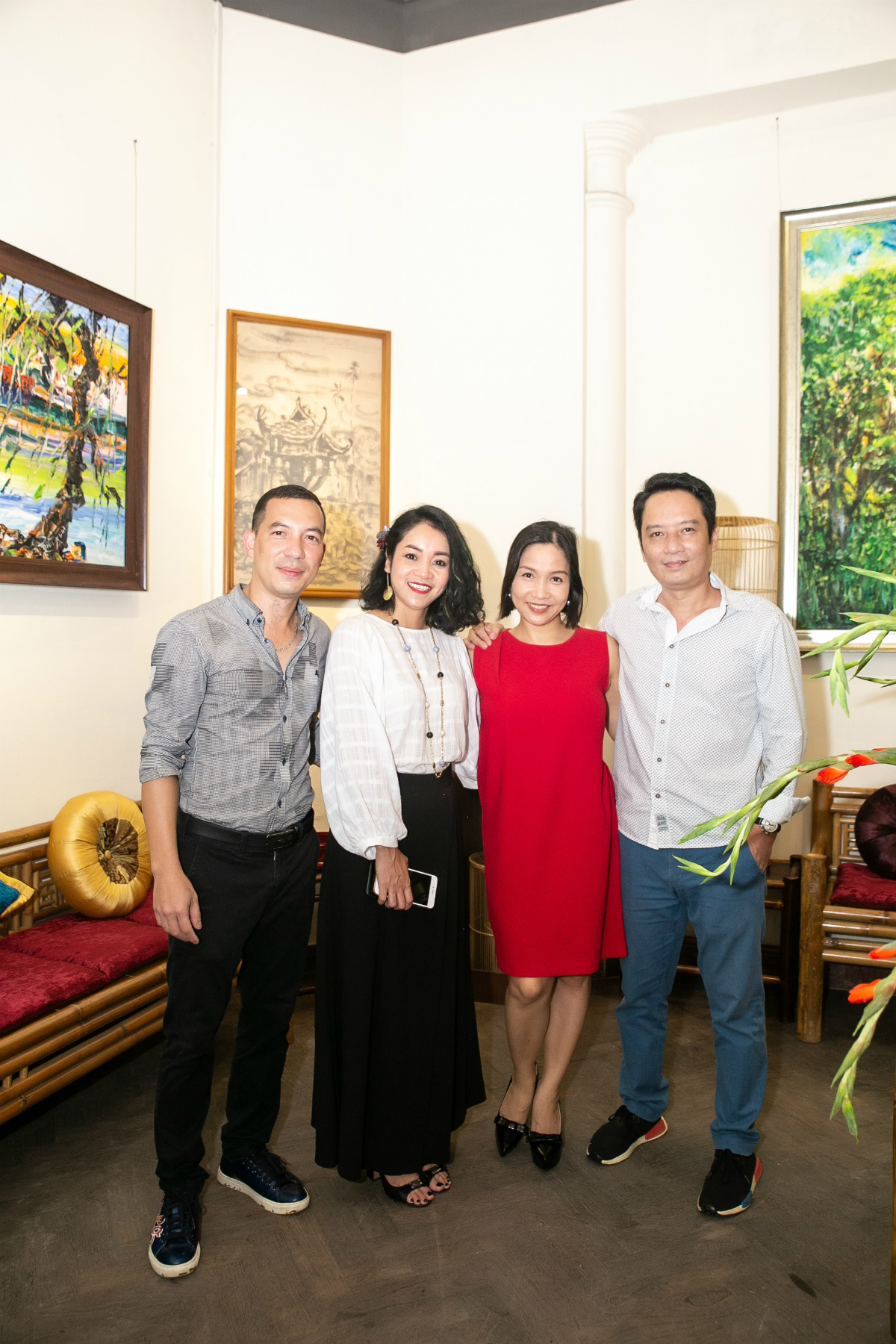 Vợ chồng ca sĩ Mỹ Linh - Anh Quân cũng tới chúc mừng nhạc sĩ Quốc Bình khai trương không gian văn hóa ẩm thực có vị trí đắc địa ngay ở phố Tràng Tiền, Hà Nội