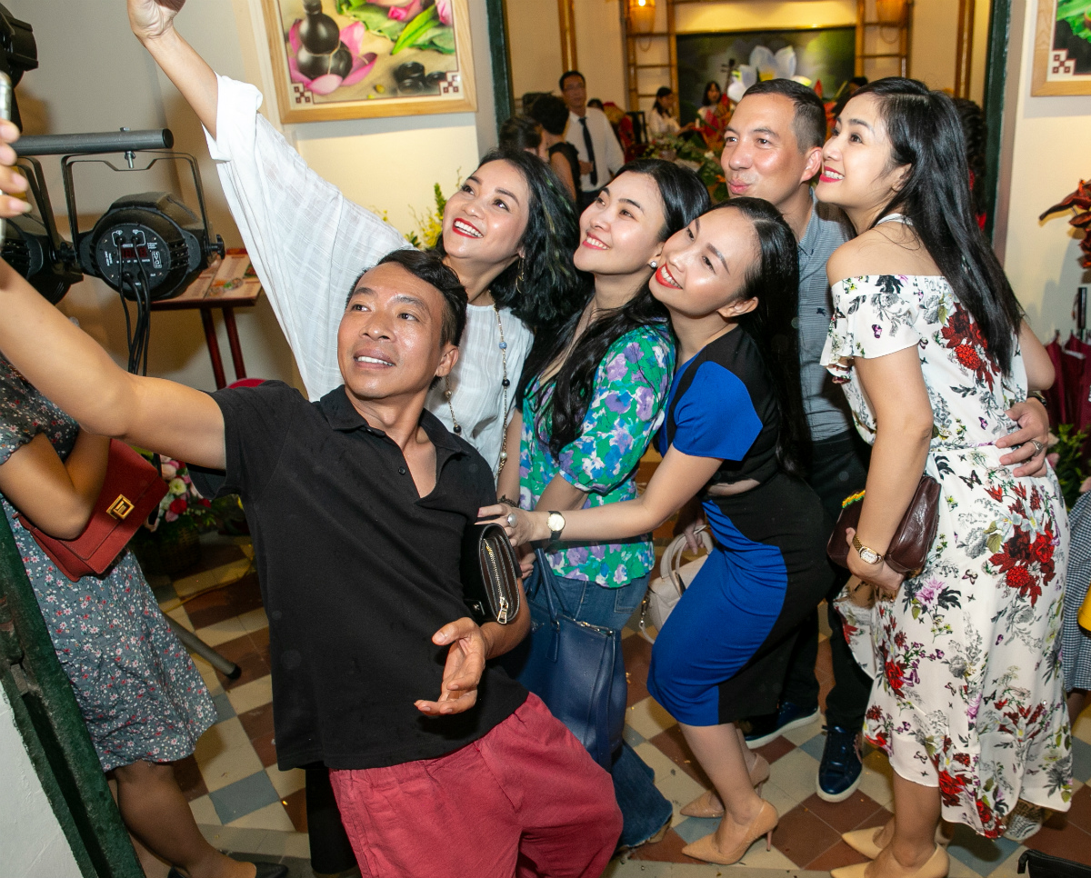 Diễn viên Thu Hà nhí nhảnh tạo dáng selfie cùng nhóm nhạc Con Gái và ca sĩ Việt Hoàn, nhạc sĩ Quốc Bình