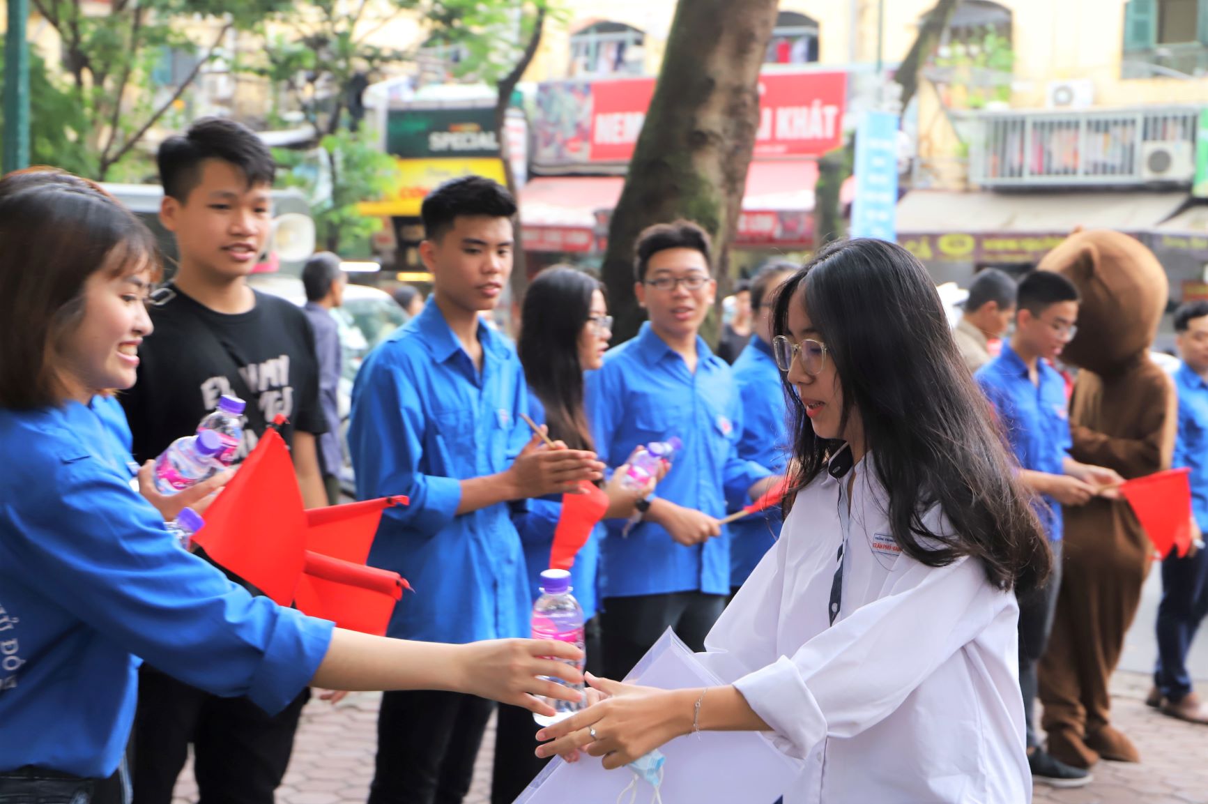 Tại điểm thi THPT Việt Đức (Hà Nội), học sinh đến nơi dự thi khá sớm, nhiều em đến trước 30 phút so với giờ vào làm thủ tục (14h). Đội ngũ tình nguyện viên đã sẵn sàng làm nhiệm vụ hướng dẫn, trợ giúp thông tin và phát nước cho sĩ tử. Hà Nội hôm nay trời đã mát mẻ hơn nhiều so với các ngày trước