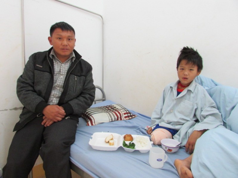 Sau khi Báo PNVN thông tin, Bộ trưởng Bộ Y tế Nguyễn Thị Kim Tiến đã trực tiếp chỉ đạo Sở Y tế Sơn La vào cuộc chưa trị cho cậu bé người Mông này. Ngay trong đêm, Vư đã được Bệnh viện đa khoa tỉnh Sơn La phẫu thuật. Sau ca phẫu thuật, Vư đã dần hồi phục. 