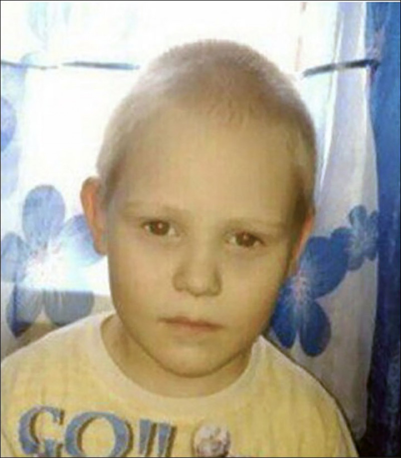 Dima bị lạc trong rừng ngày 10/6 ở ngoại vi Yekaterinburg (Nga). Sau khi huy động 2.000 người chia nhau đi tìm suốt 4 ngày đêm, họ đã tìm thấy cậu bé trong rừng với tình trạng mất nước và chi chít vết côn trùng đốt. 