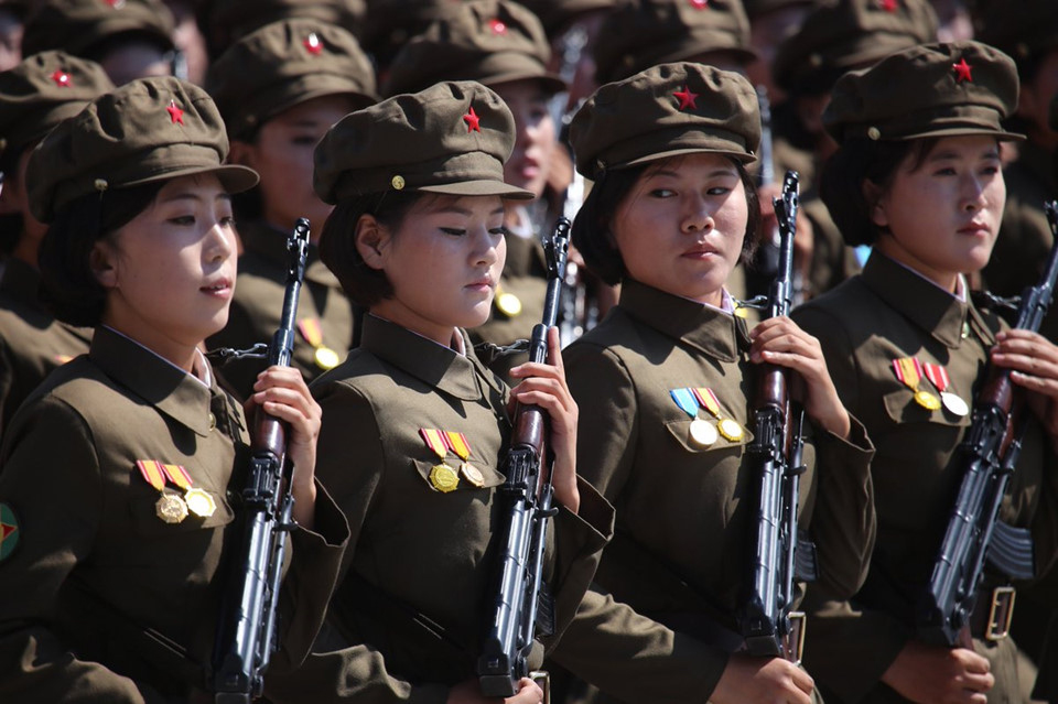 Triều Tiên duy trì chế độ quân dịch đối với nữ. Các thiếu nữ Triều Tiên từ 17-20 đều phải tham gia nghĩa vụ quân sự với thời hạn 4 năm. Hiện tại nước này đang duy trì khoảng 170.000 nữ binh sĩ thường trực. 
