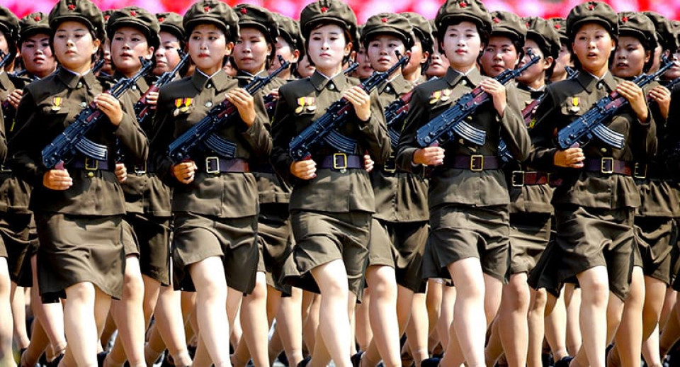 Cuộc duyệt binh năm nay có sự tham gia của ít nhất 12.000 binh sĩ cùng các thiết bị quân sự của quân đội Triều Tiên. Trong ảnh là các nữ binh sĩ Triều Tiên tham gia duyệt binh.