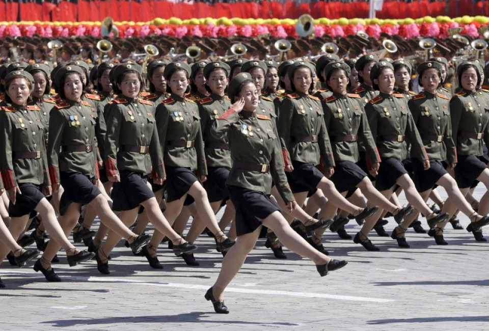 Triều Tiên rất nổi tiếng với kiểu duyệt binh đặc biệt, khi bước duyệt binh các binh sĩ thường rung mình theo nhịp bước chân rất cao.