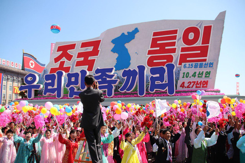 Với chủ đề thống nhất bán đảo Triều Tiên, cuộc duyệt binh ngày 9/9 có nhiều khẩu hiệu ca ngợi các cuộc gặp song phương và tuyên bố chung giữa nhà lãnh đạo Kim Jong-un và Tổng thống Hàn Quốc Moon Jae-in. 