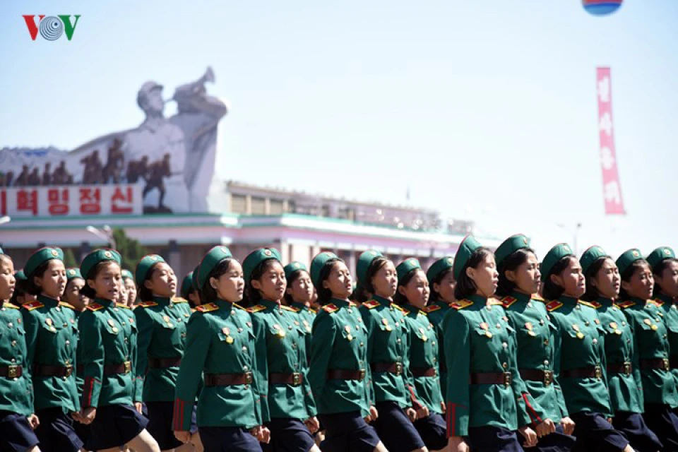 Màn diễu hành của binh sĩ các quân binh chủng Triều Tiên. Hơn 50% thời gian cuộc duyệt binh năm nay được dành cho các đơn vị bộ binh và các khối dân sự. 