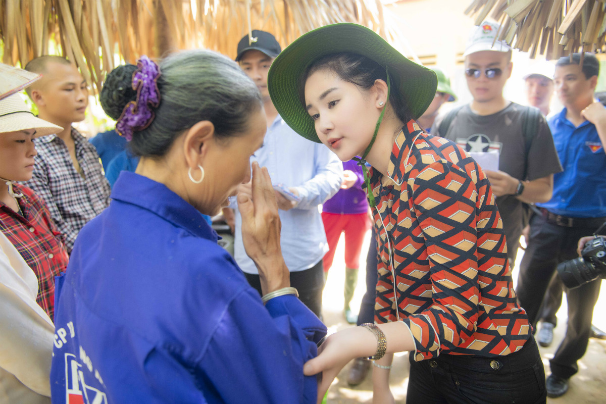 Ngân Anh cho biết chuyến đi thăm bà con ở xã Sơn Lương, huyện Văn Chấn (Yên Bái) này cùng gia đình anh MC Phan Anh đã mang đến cho cô rất nhiều cảm xúc. 