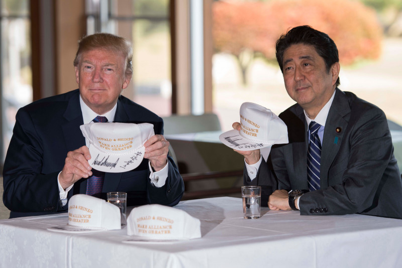 Trong khi đó, Tổng thống Mỹ Donald Trump và Thủ tướng Nhật Bản Shinzo Abe gặp nhau tại một câu lạc bộ golf ở phía bắc Tokyo trước khi dùng bữa trưa kiểu Mỹ với bánh hamburger và thịt bò. Tổng thống Mỹ bất ngờ tặng thủ tướng Nhật Bản chiếc mũ với dòng chữ 