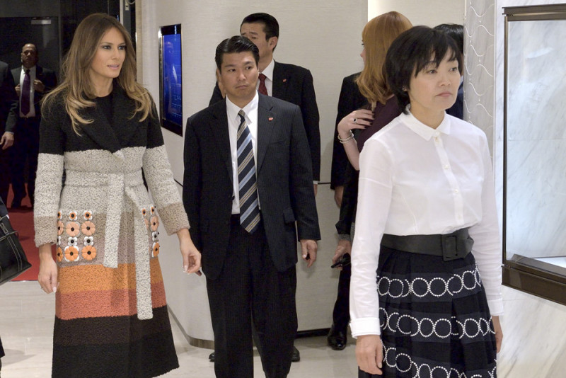Đệ nhất phu nhân Mỹ Melania Trump được Đệ nhất phu nhân Nhật Bản Akie Abe chào đón tại một cửa hàng ngọc trai danh tiếng thuộc khu mua sắm Ginza sầm uất ở Tokyo. Họ chào nhau một cách thân tình bằng nụ hôn nhẹ lên má thay cho kiểu bắt tay thông thường.