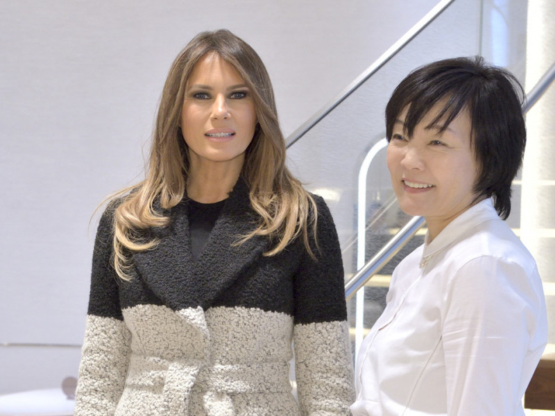 Đệ nhất phu nhân Mỹ và Nhật Bản tỏ ra thân thiện khi tìm hiểu về phương pháp chế tác ngọc trai truyền thống của người Nhật tại cửa hàng Mikimoto danh tiếng. 


