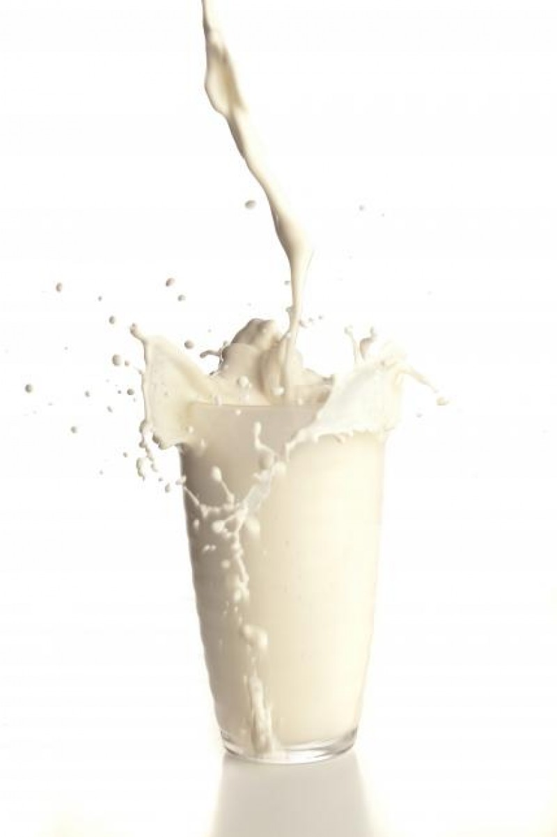 Sữa: sữa là nguồn cung cấp protein và canxi dồi dào cho não bộ và cơ thể của trẻ. Protein giúp tạo ra các mô não còn canxi giúp xương và răng chắc khỏe.