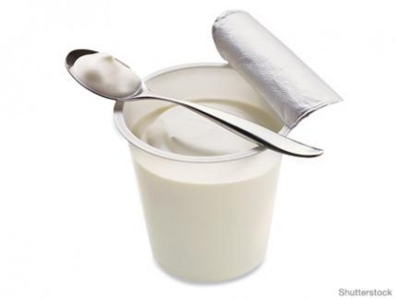 Sữa chua Hy Lạp ít béo: sữa chua chứa các vi khuẩn lành mạnh có khả năng tăng cường hệ miễn dịch và hỗ trợ tiêu hóa, đồng thời nó chứa lượng protein gấp 2 đến 3 lần sữa chua thường và ít đường hơn. Khi trẻ ăn có thể thêm một chút mật ong để tăng hương vị.