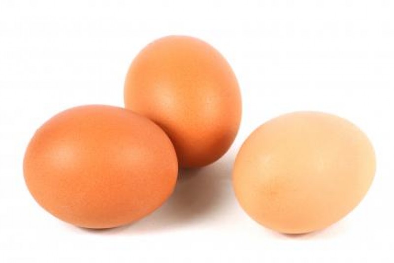 Trứng: trứng cung cấp protein và là một trong số rất ít các thực phẩm tự nhiên chứa vitamin D giúp cơ thể hấp thụ canxi. Buổi sáng là thời điểm thích hợp nhất để bổ sung những dưỡng chất này.